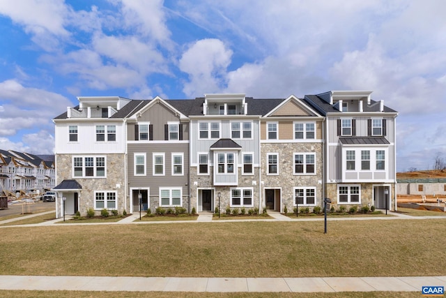 view of front of property with a front yard