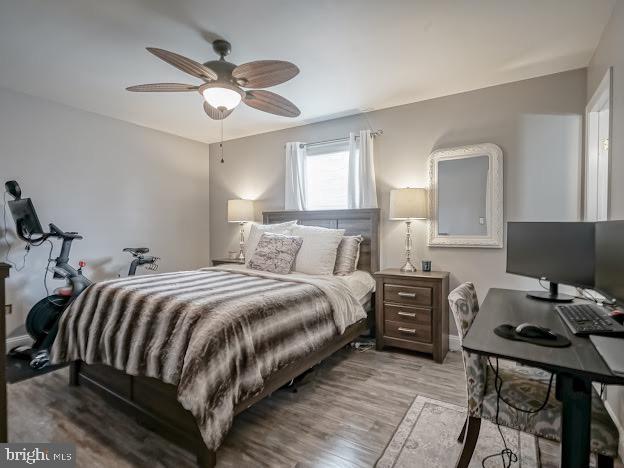 bedroom featuring light hardwood / wood-style floors and ceiling fan