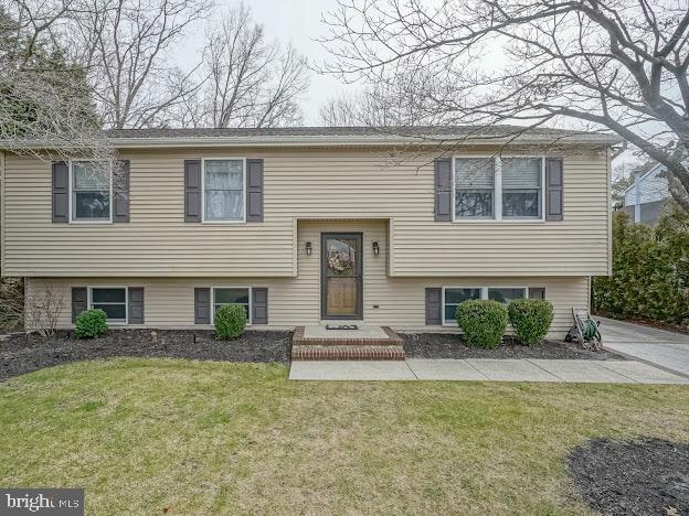 bi-level home with a front yard