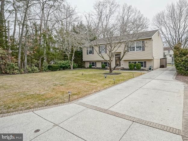 bi-level home featuring a front lawn