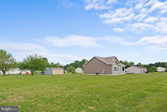 view of yard featuring a storage unit