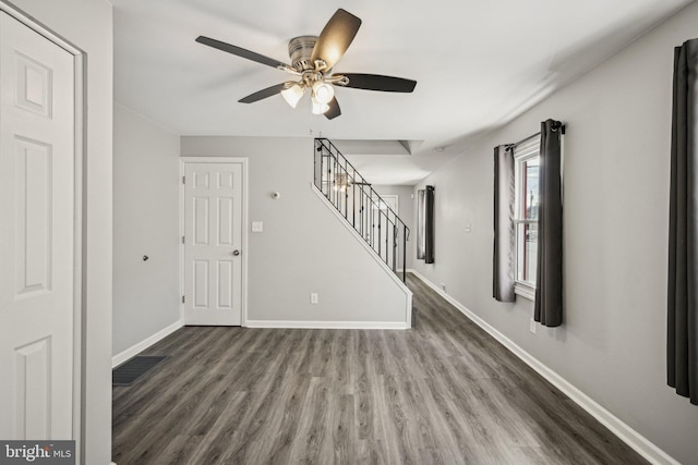 foyer entrance with dark wood-type flooring and ceiling fan