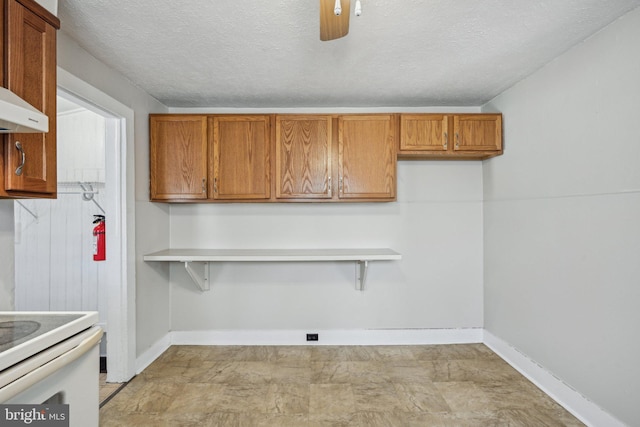 washroom with a textured ceiling and ceiling fan