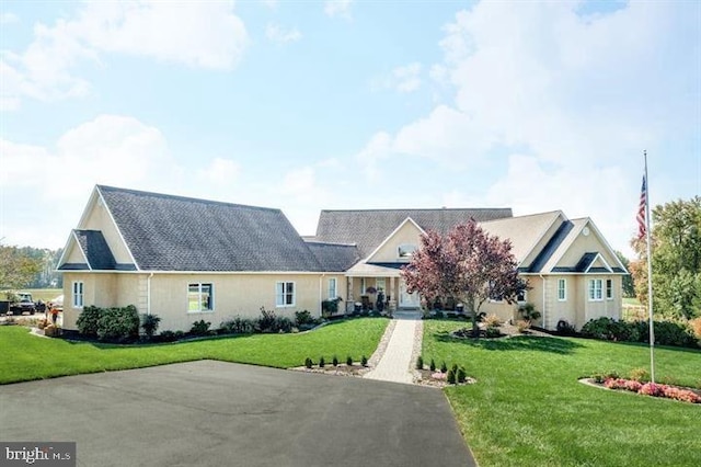 view of front of home featuring a front yard