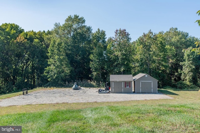 view of yard featuring a storage unit