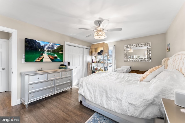 bedroom with dark wood-style floors, ceiling fan, and a closet