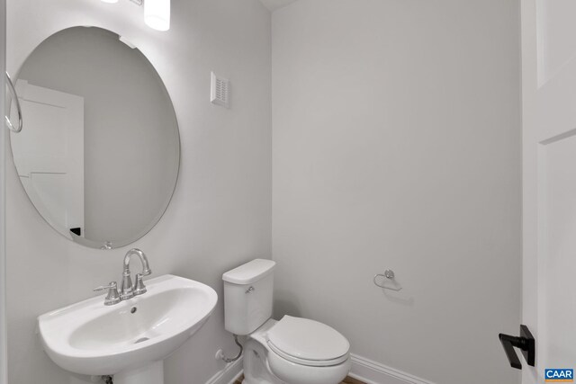 bathroom featuring sink and toilet