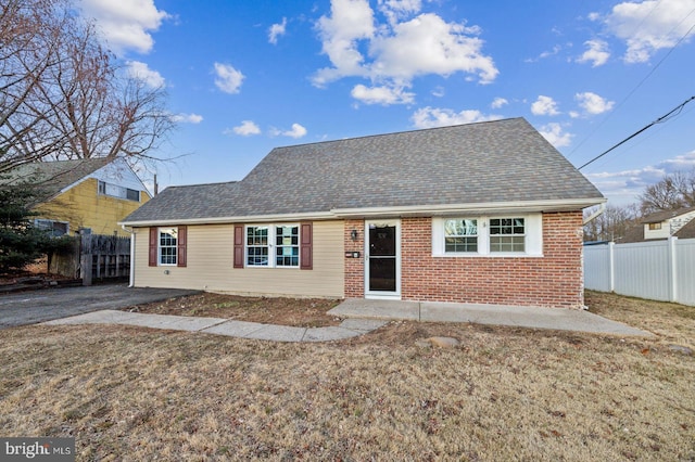 view of front of property featuring a front lawn