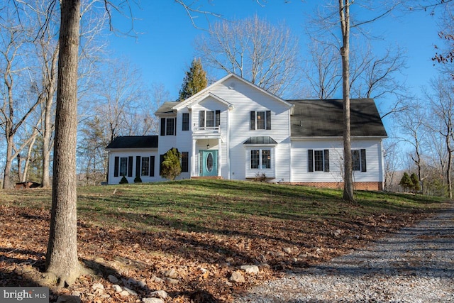 view of front of property featuring a front lawn