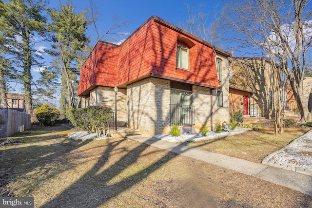 view of front of property featuring a front yard