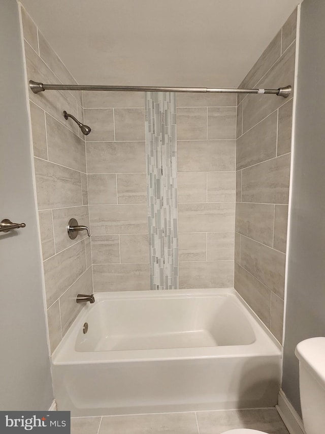 full bath with toilet and bathtub / shower combination