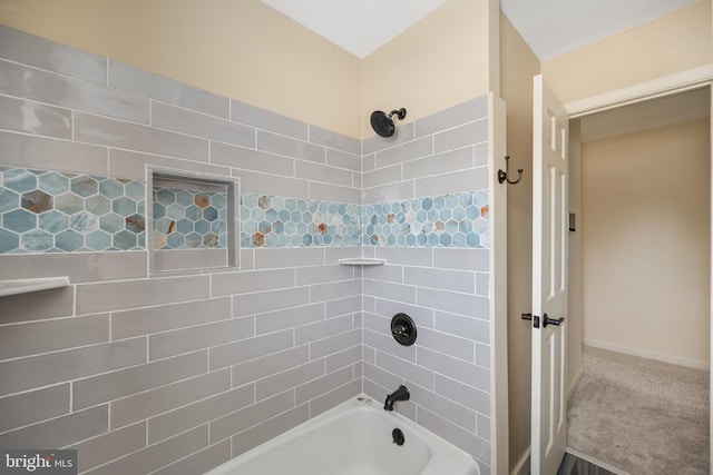 bathroom with tiled shower / bath combo