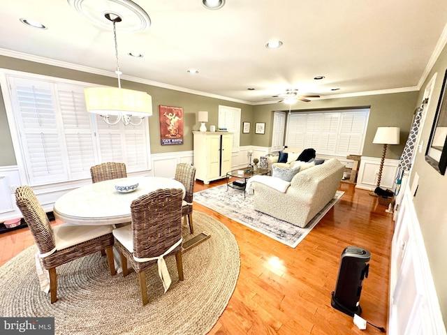 dining room featuring crown molding, light hardwood / wood-style flooring, and ceiling fan