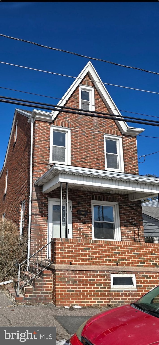 view of front of property featuring covered porch