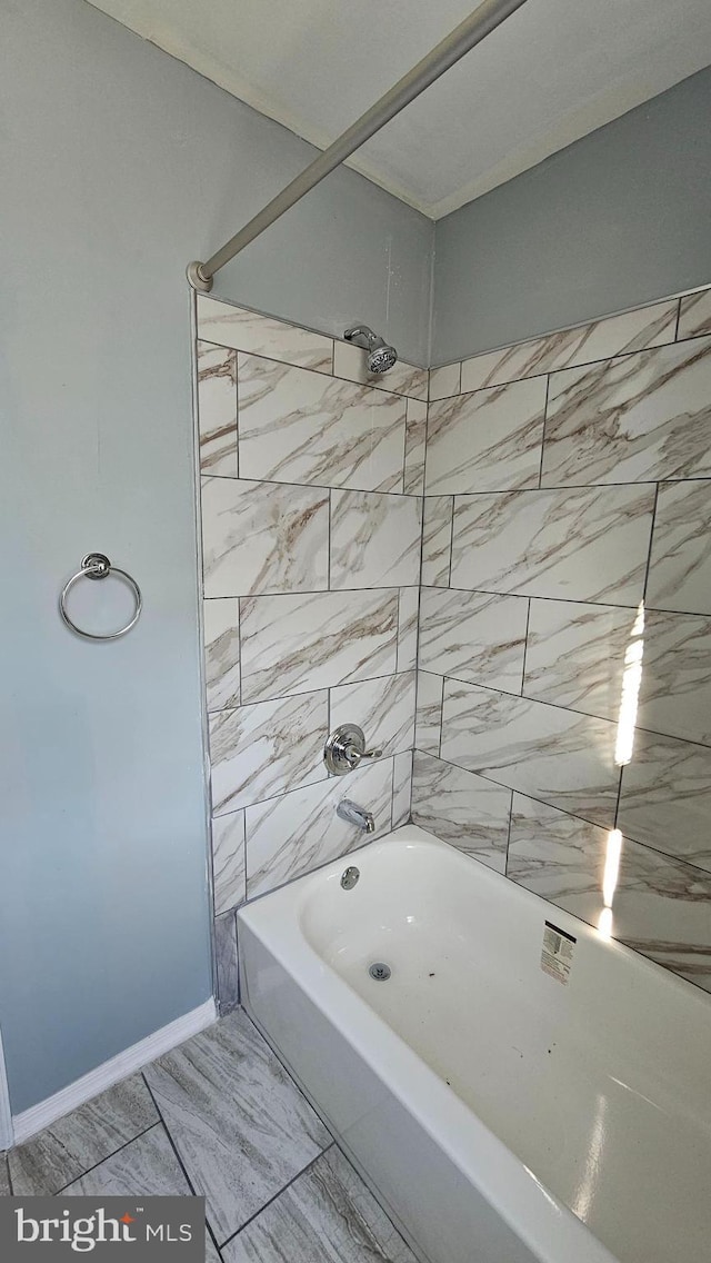 bathroom featuring tiled shower / bath