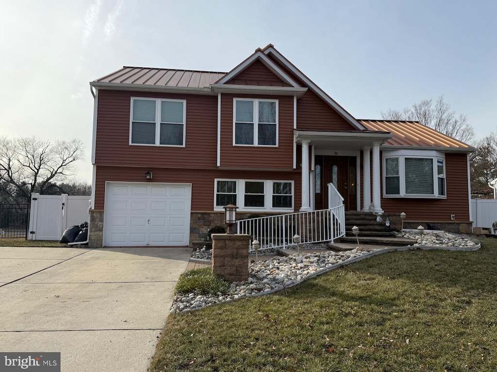 view of front facade featuring a garage and a front lawn