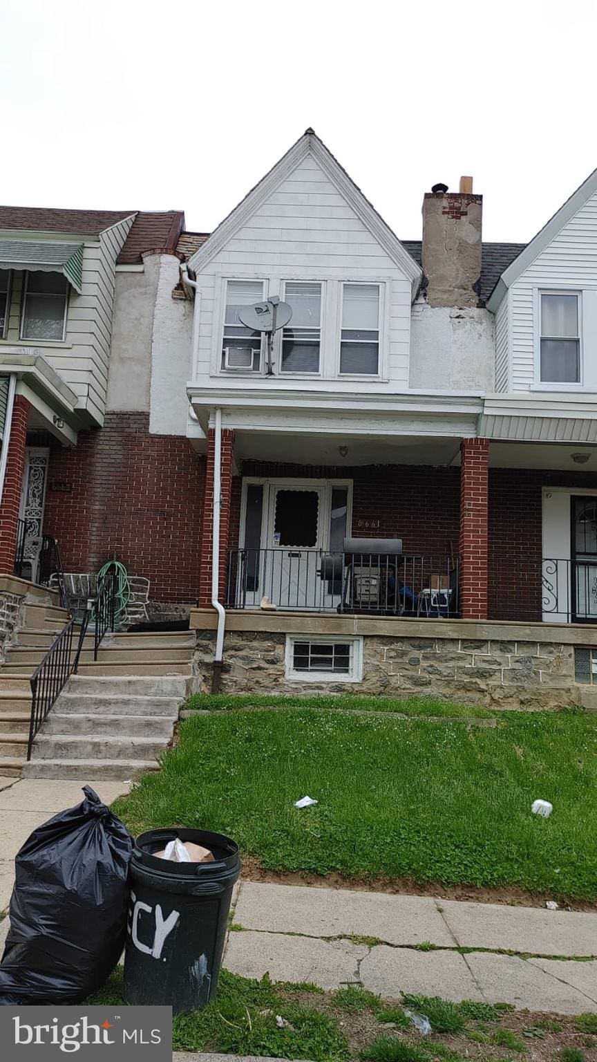 view of front of home with a front lawn