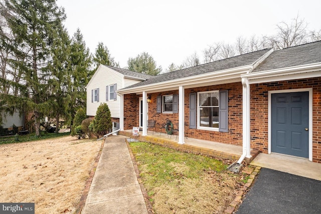 view of front of house featuring a front lawn and a porch