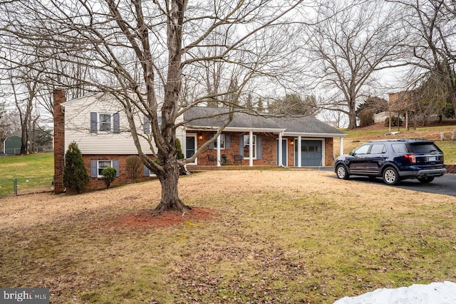 view of front facade with a garage and a front yard