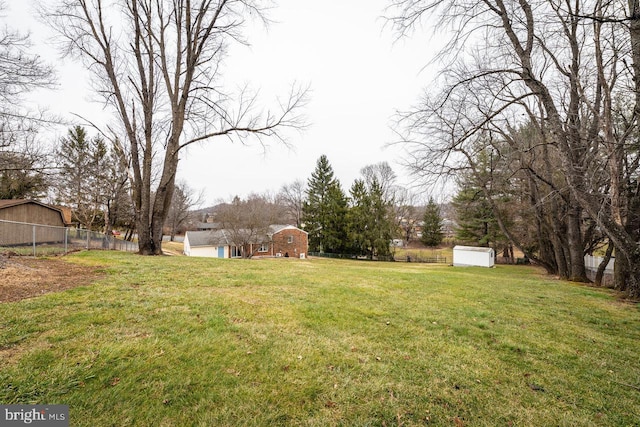 view of yard featuring a storage shed