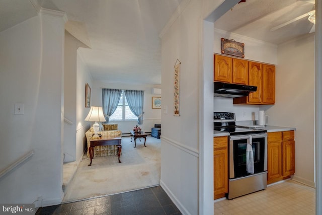 kitchen featuring crown molding, electric range, and ceiling fan