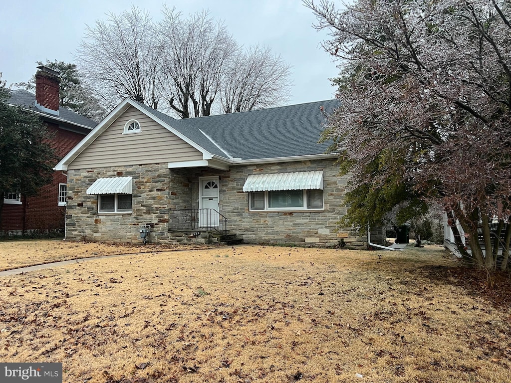 view of front of home with a front yard