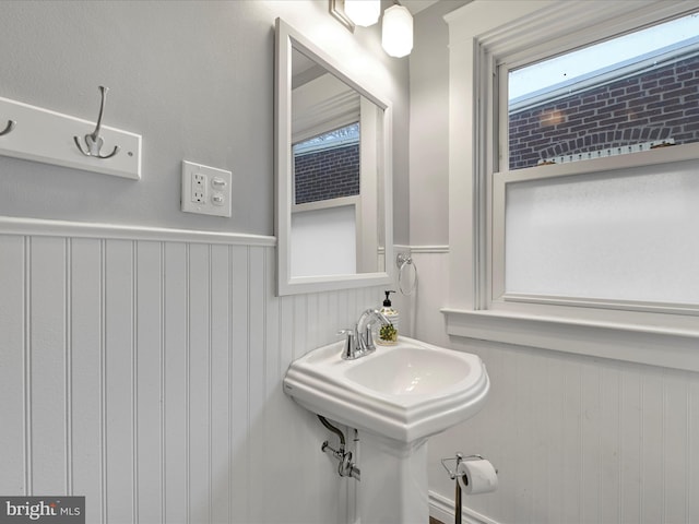 bathroom featuring sink