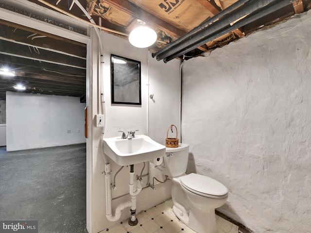 bathroom featuring toilet and sink