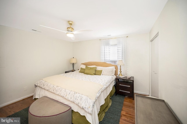 bedroom featuring dark hardwood / wood-style floors, ceiling fan, and a closet