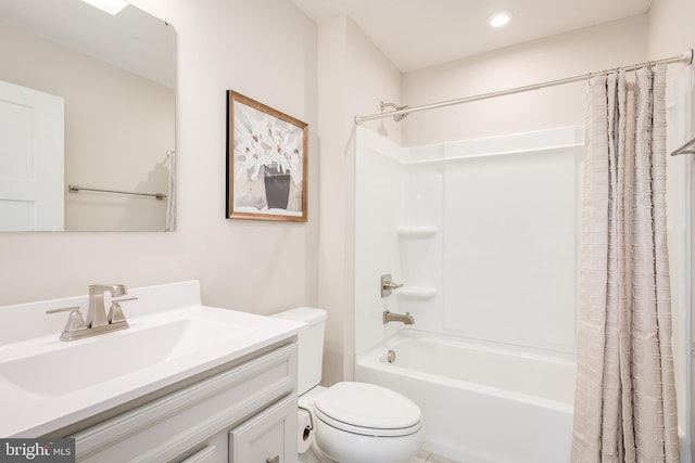 full bathroom featuring shower / bath combo with shower curtain, toilet, and vanity