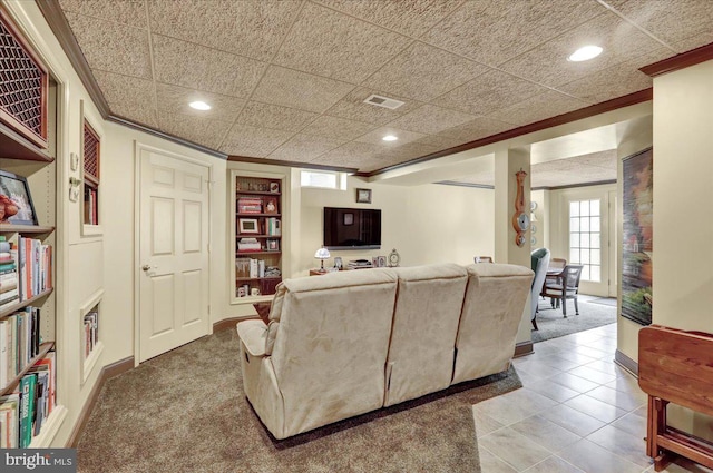 living room featuring recessed lighting, visible vents, baseboards, carpet, and crown molding