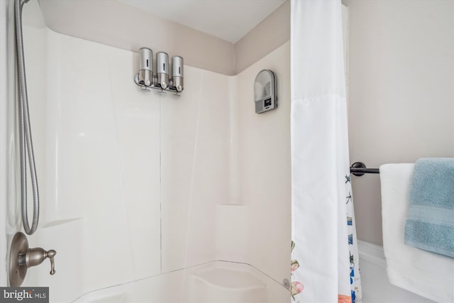 bathroom featuring a shower with shower curtain