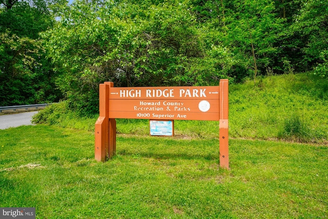 community sign featuring a yard