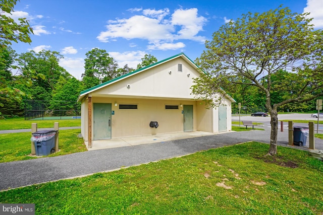 view of front facade with a front lawn