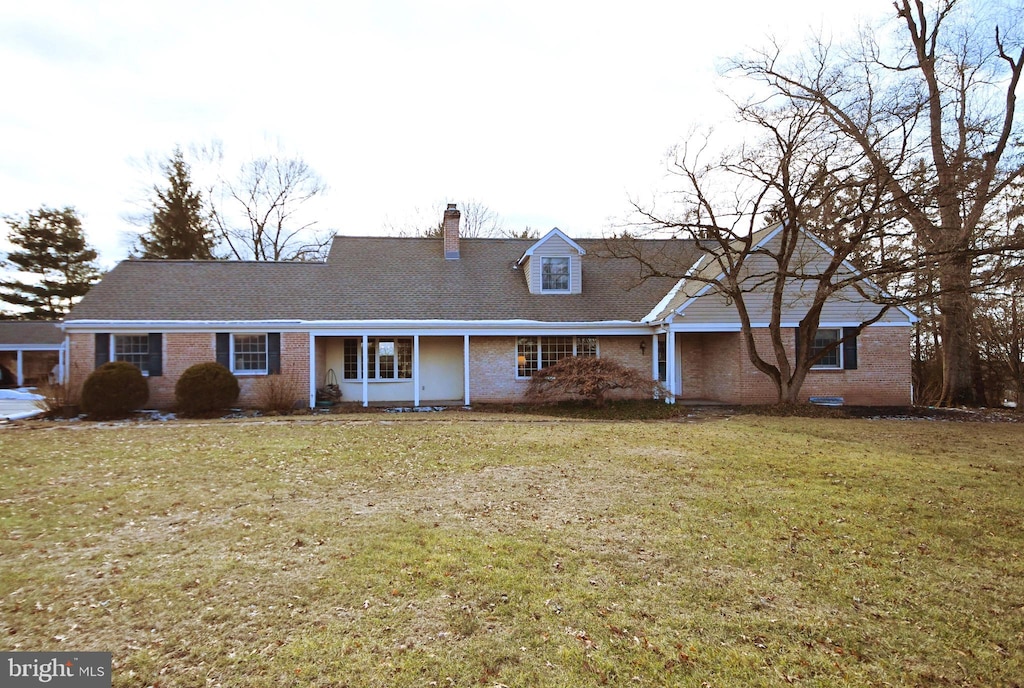 view of front of property with a front yard