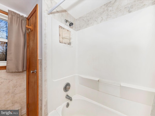 bathroom featuring tiled shower / bath