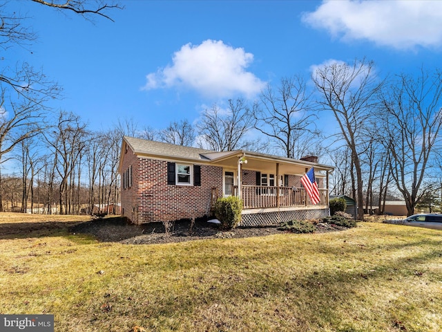 view of front facade with a front lawn and covered porch