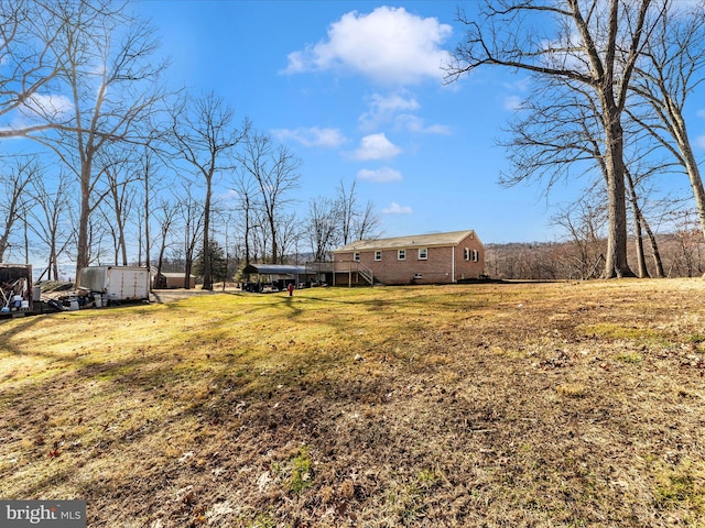 view of yard featuring a storage shed