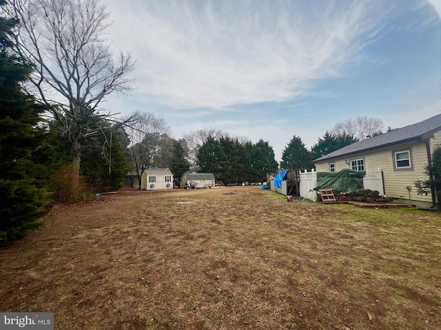 view of yard featuring a storage unit