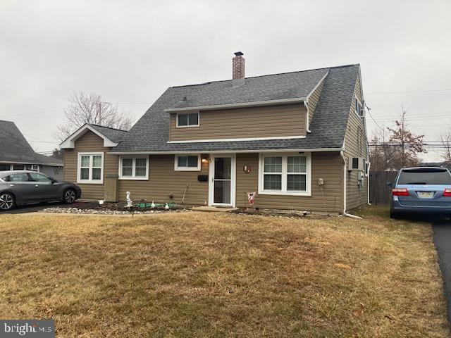 view of front of property featuring a front yard