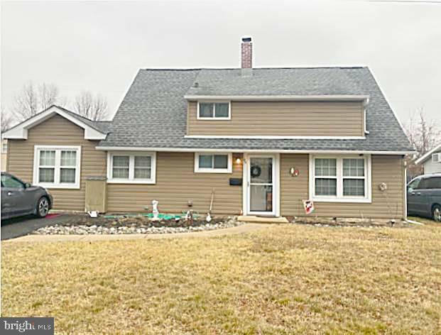 view of front of house featuring a front yard