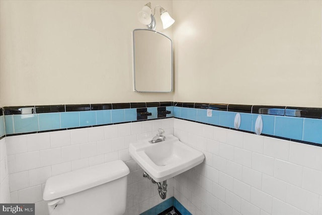 bathroom featuring sink and toilet