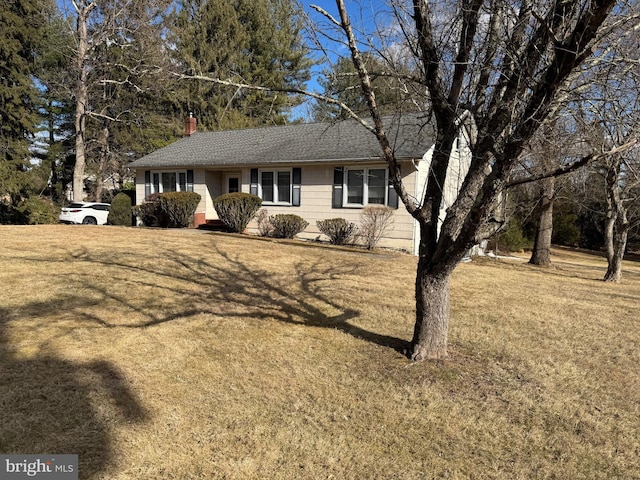 view of front of home featuring a front lawn