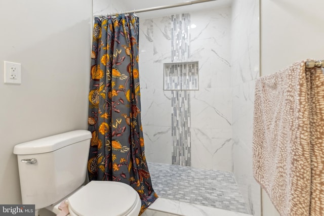 bathroom featuring a shower with curtain and toilet