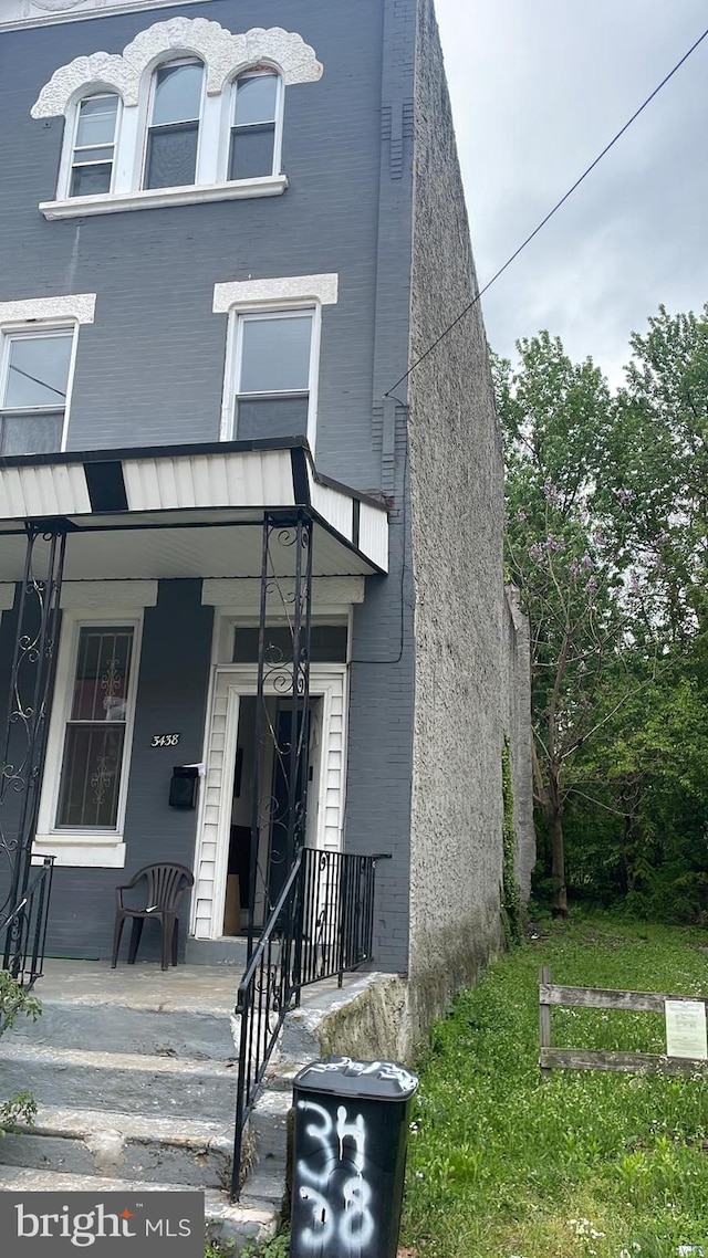 view of front of property featuring a porch