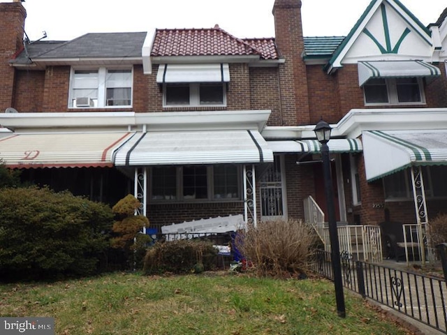 view of front facade featuring a front lawn