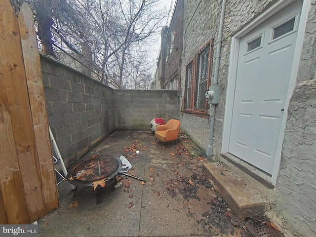 view of yard featuring a patio area