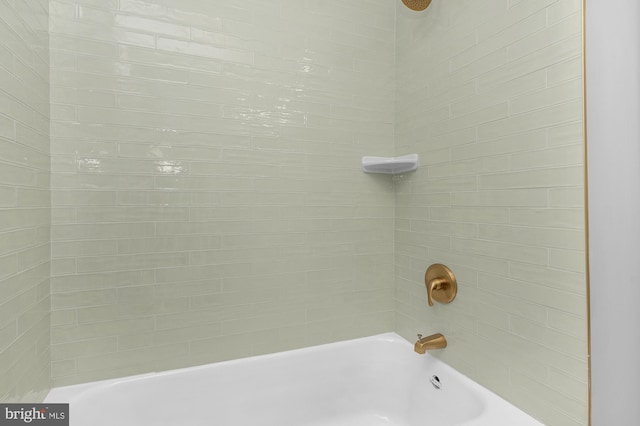 bathroom with tiled shower / bath combo