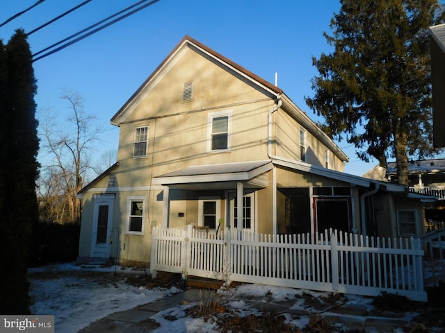 view of front facade featuring a fenced front yard