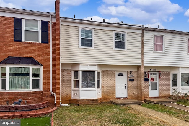 view of property featuring a front yard